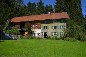 Blick auf den alten Hof und Bäumen im Hintergrund