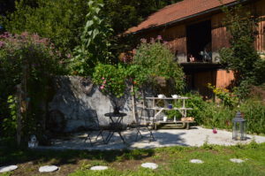 Toller Sitzplatz am Campinggarten vor dem alten Hof