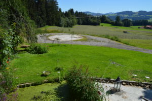 möglicher Stellplatz auf dem Campinggarten umgeben von Natur