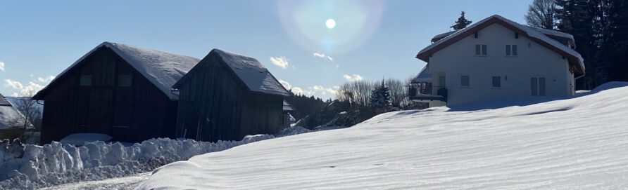 Ferienwohnung und Hof umgeben von Schnee
