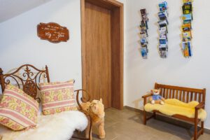 Eingangsbereich mit Sitzbänken auf gefliestem Boden