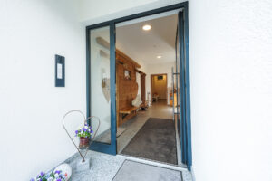 Blick in den Eingangsbereich mit Holz Garderobe