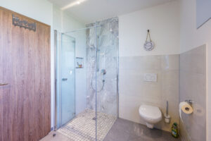 Bdezimmer mit Dusche und WC