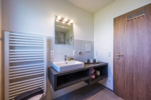 Badezimmer mit Blick auf Waschbecken in Holz eingearbeitet