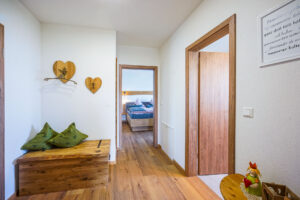Eingangsbereich Ferienwohnung mit Blick ins Schlafzimmer