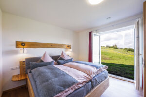 Doppelbettzimmer in Ferienwohnung mit ebenerdigem Ausgang zur Terrasse