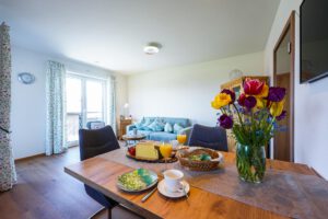 gedeckter Frühstückstisch in Ferienwohnung Hochgrat