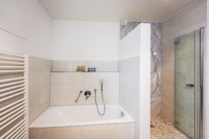 Badezimmer mit Badewanne und Dusche