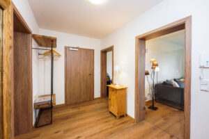 Eingangsbereich mit Garderobe und Blick in Wohnzimmer