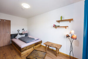 gemütliches Schlafzimmer mit breitem Brett