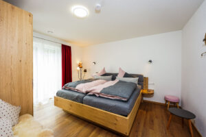 Schlafzimmer mit Doppelbett und Bauernschrank aus Echtholz