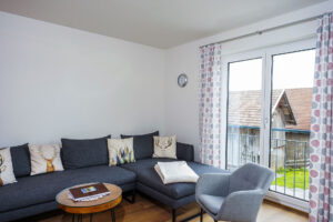 gemütliche Couchecke mit Blick auf den Hof im Hintergrund