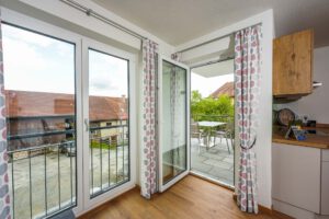 Blick auf die Terrasse und den Hof im Hintergrund