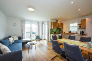 Wohnbereich mit Esstisch und Ecksofa für ein gemütliches Zusammensein