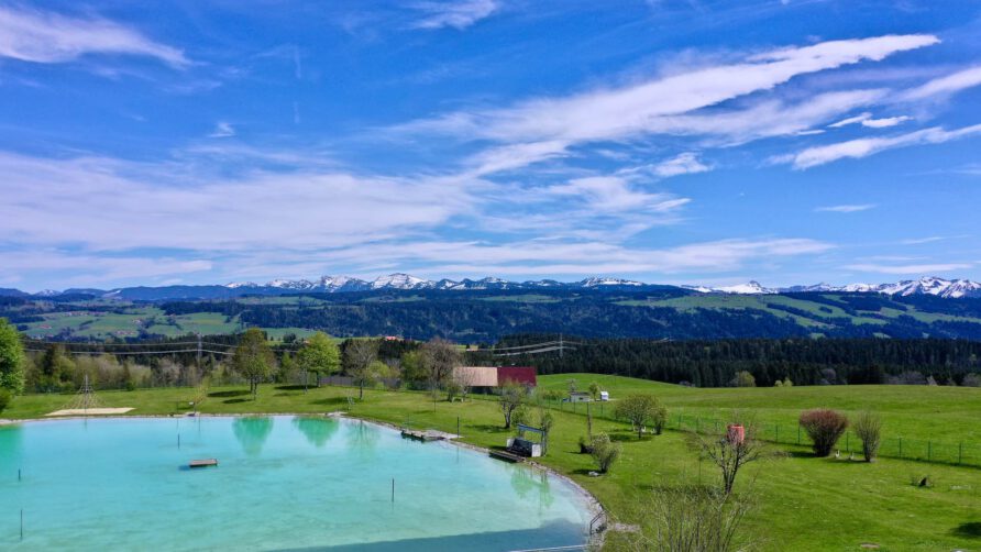 Traumhafter Blick auf Bergpanorama im Naturfreibad im Allgäu