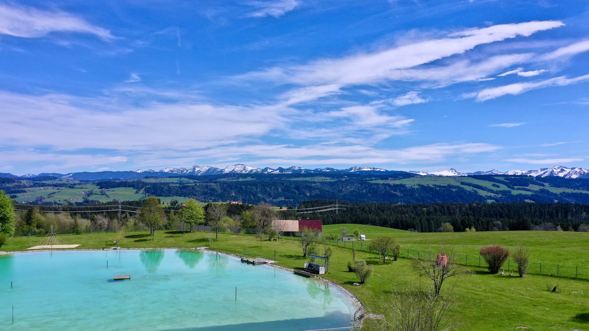 Traumhafter Blick auf Bergpanorama im Naturfreibad im Allgäu
